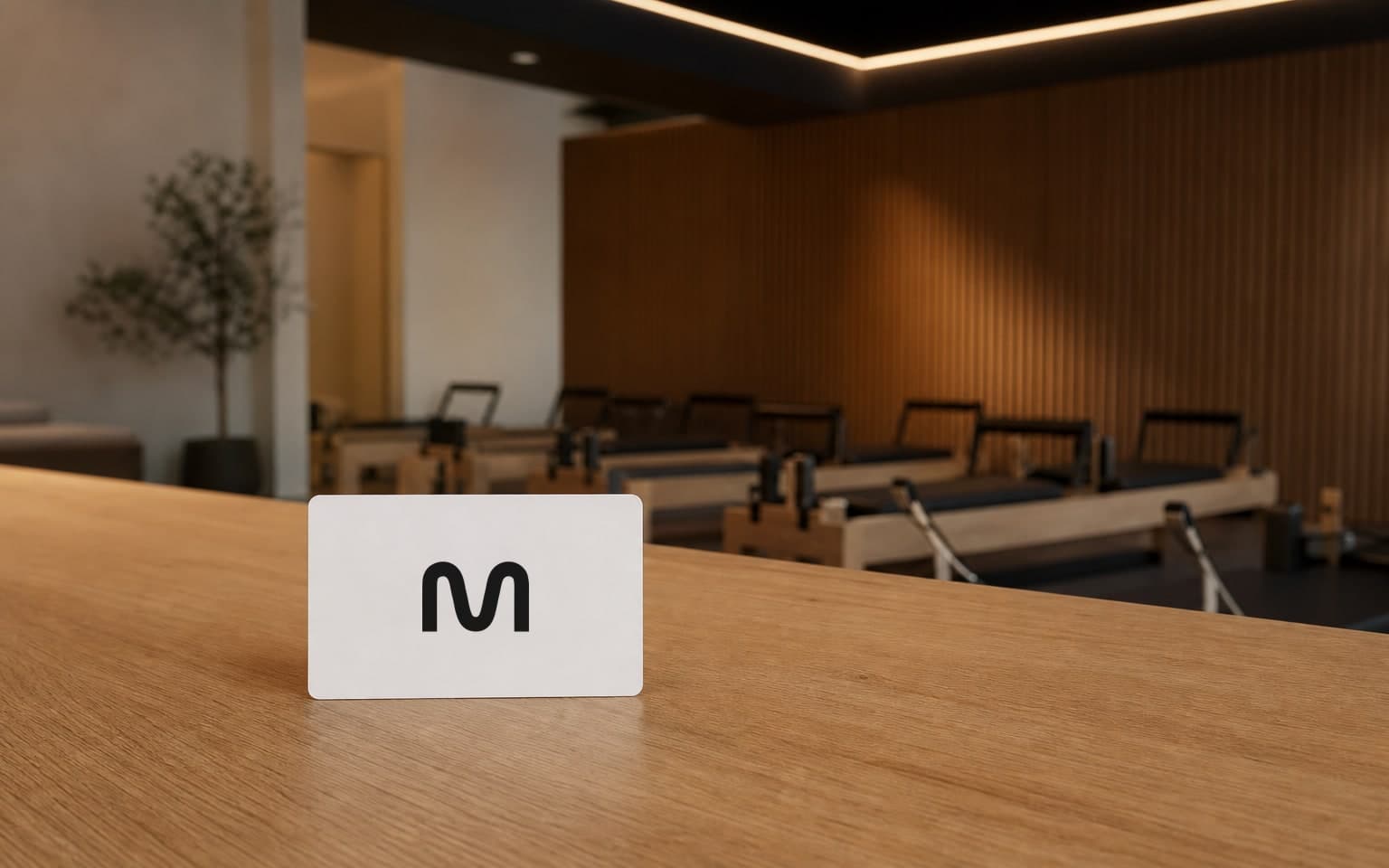 Gift card Moris blanca con la M del logotipo, sobre el mesón del estudio