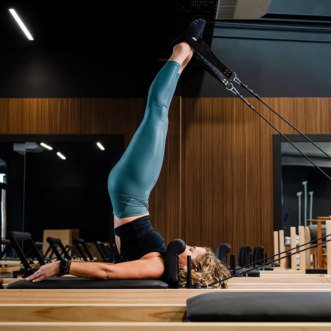 Ejercicio de hombros con straps sobre el Reformer